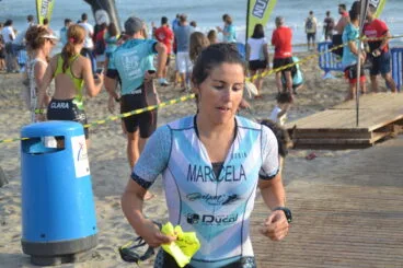 Marcela Juárez al salir del mar