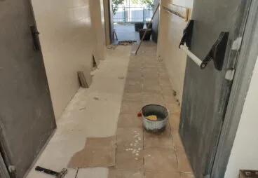 Mejoras en el suelo del vestuario del colegio de Benitatxell
