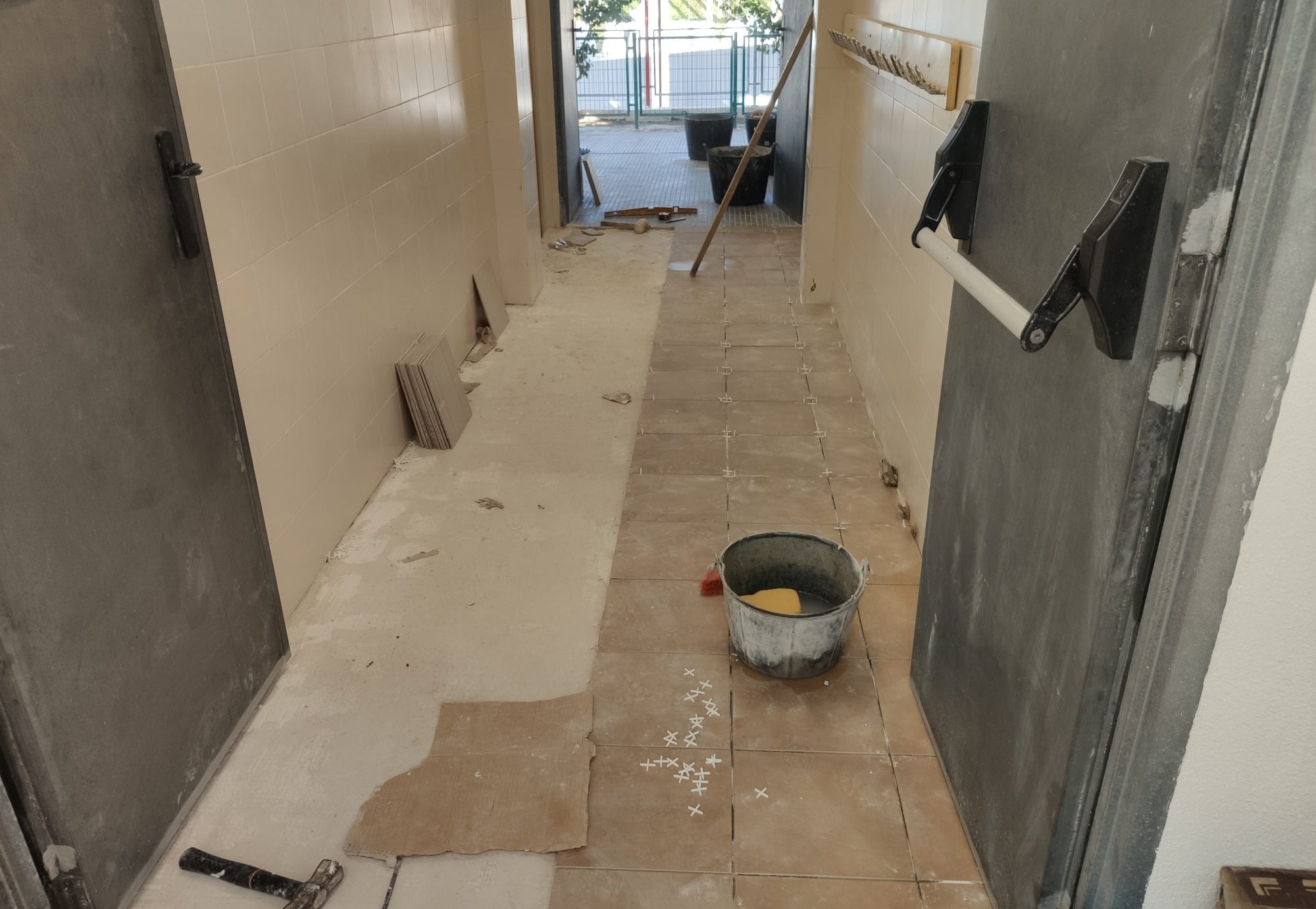 Imagen: Mejoras en el suelo del vestuario del colegio de Benitatxell