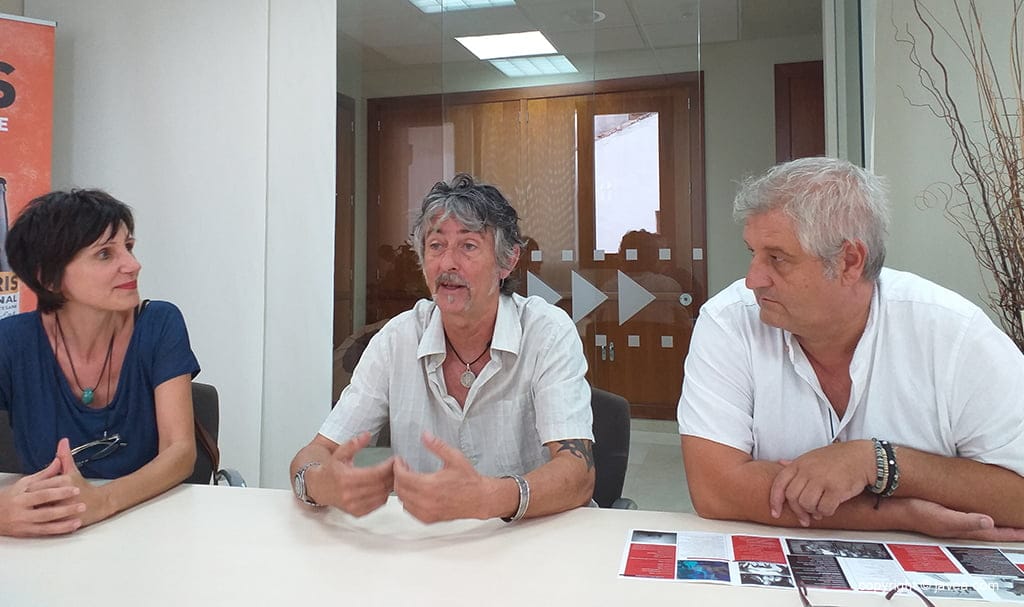 Imagen: Mili Sánchez, Mike Steel y Quico Moragues en la presentación de Ojos Rojos