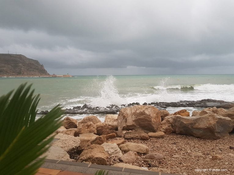 Moment de pluja intensa al port de Xàbia