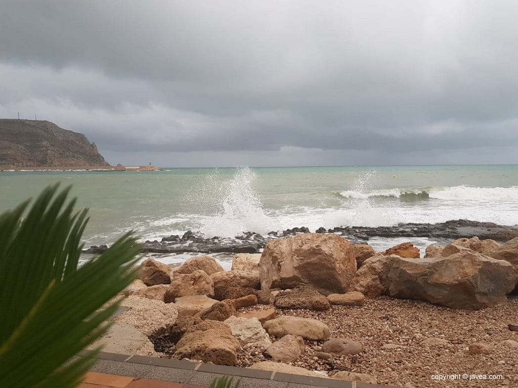 Imagen: Momento de lluvia intensa en el puerto de Xàbia