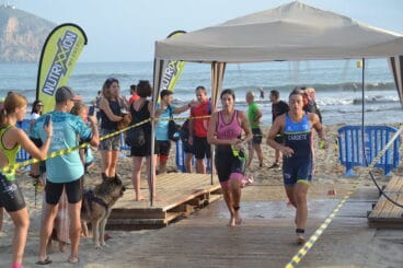 Mónica Cardete saliendo del mar
