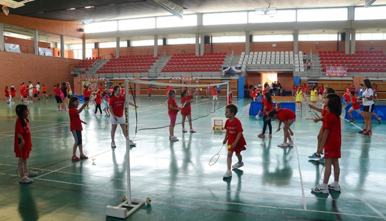 Niños de la Escola Esportiva Municipal de voley en Xàbia