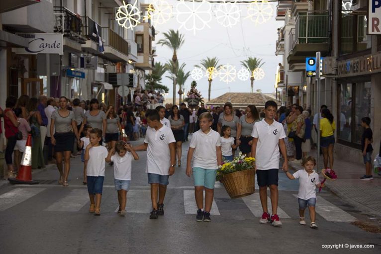Las peñas participan en la ofrenda de flores Fiestas de Loreto 2019