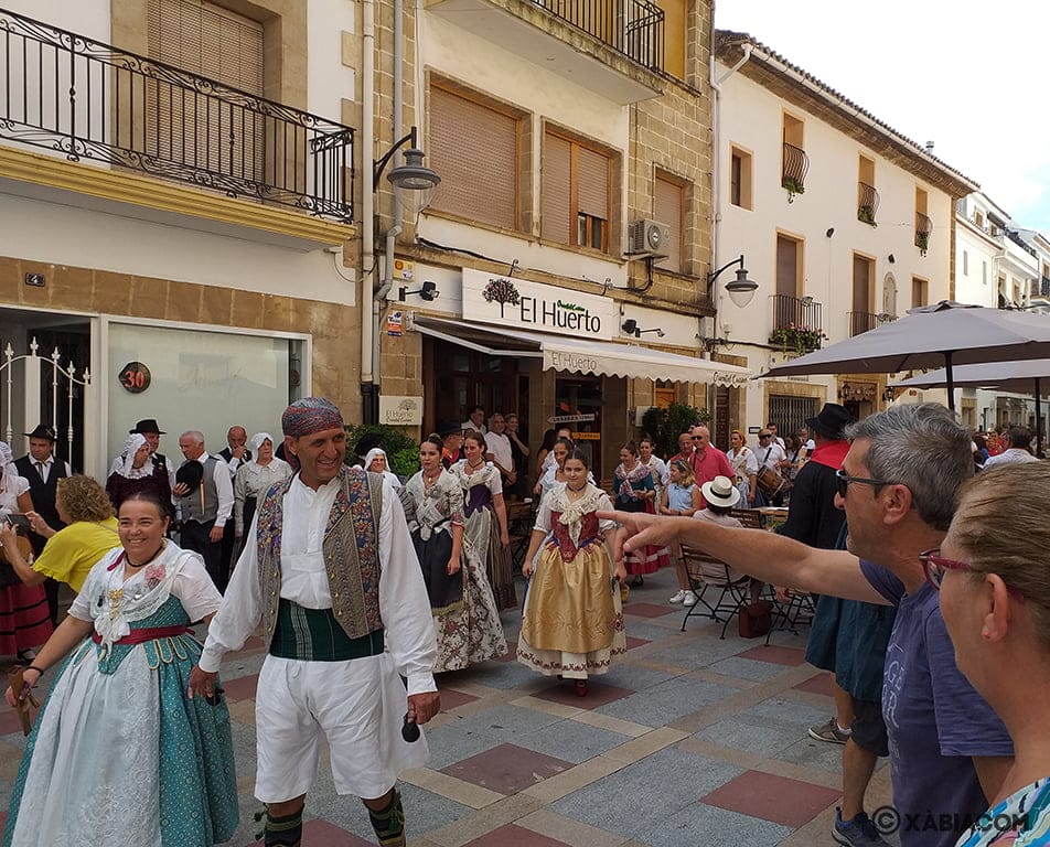 Imagen: Pasacalle de Amics de Thiviers y Amis de Jávea