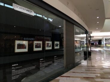 Escaparate de la exposición de artistas comarcales en Portal de la Marina