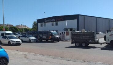 Policía frente al concesionario