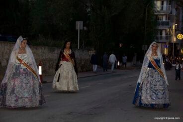 Reina de Fogueres de Sant Joan junto a sus damas