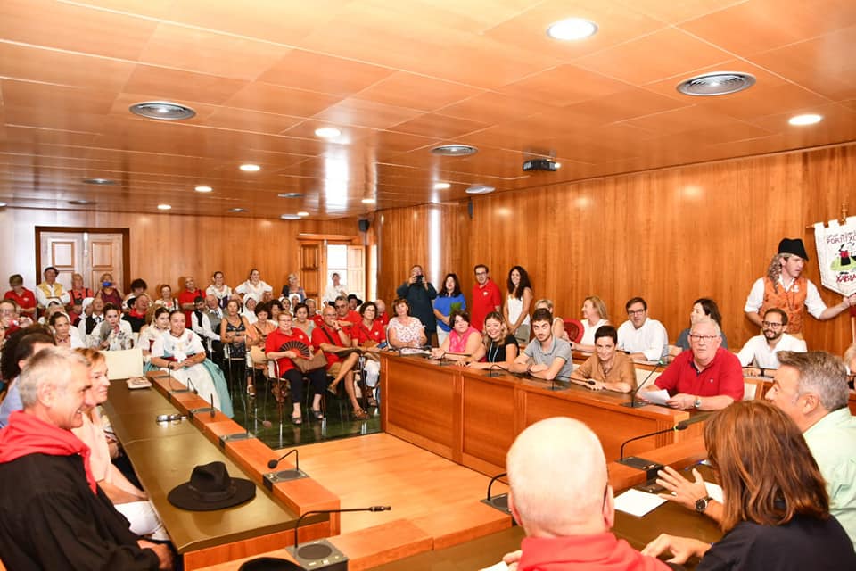 Imagen: Recepción de los vecinos de Thiviers en el Ayuntamiento