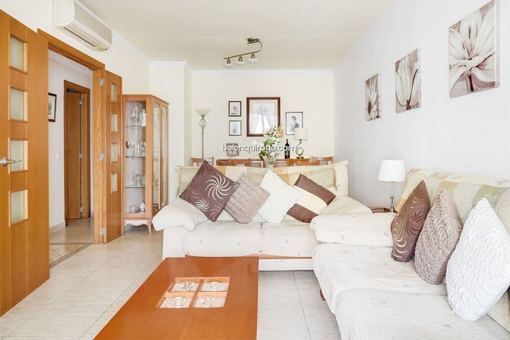 Imagen: Salón de un apartamento que se vende amueblado en Jávea - Inmobiliaria Belen Quiroga