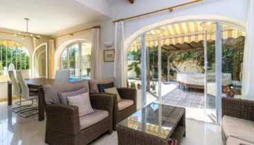Salón con acceso a pérgola – Vicens Ash Properties