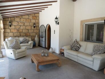 Terraza que conecta interior con exterior en un chalet en venta cerca de Jávea – Promociones Denia, S.L.