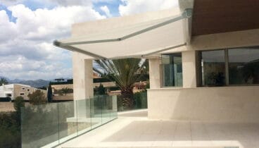 Toldo de gran tamaño en una casa particular – Tol2 Javea