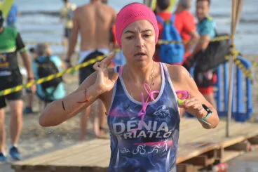 Triatleta dianense saliendo del mar