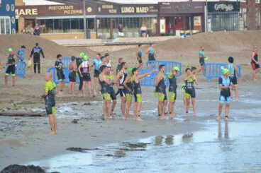 Triatletas de Xàbia viendo el oleaje