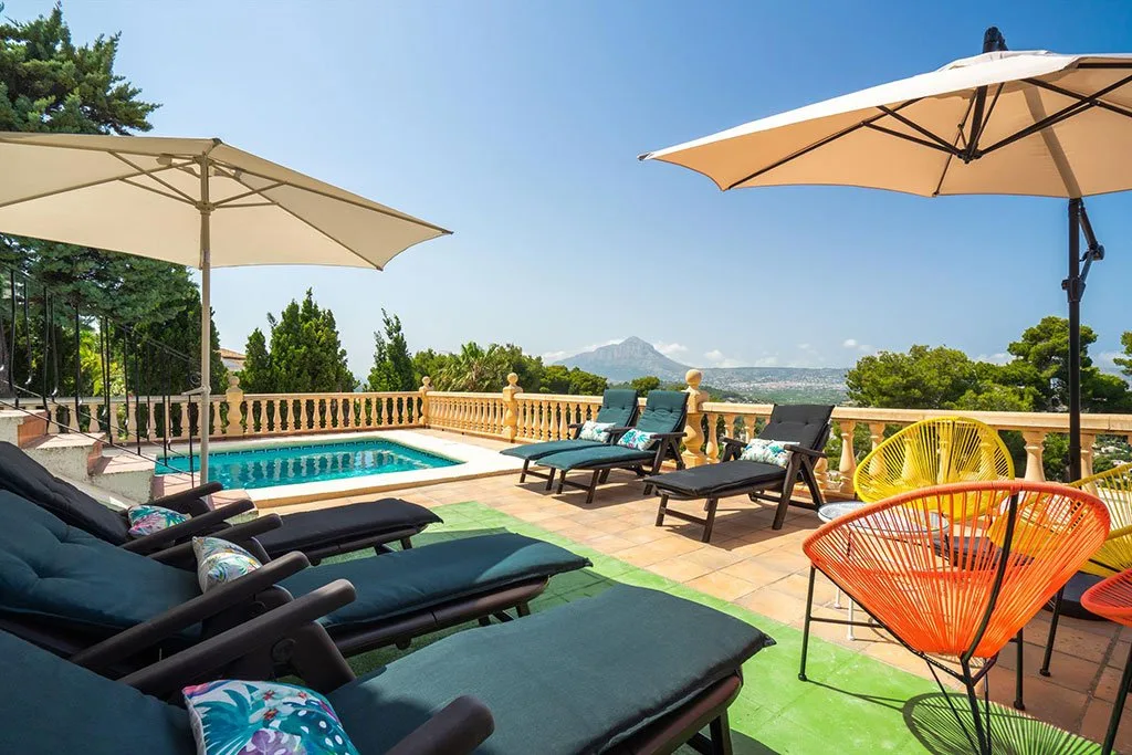Zona de tumbonas en chalet en alquiler vacacional - Aguila Rent a Villa