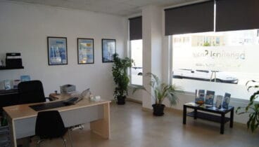 Ventanal en local comercial – Javea Houses Inmobiliaria