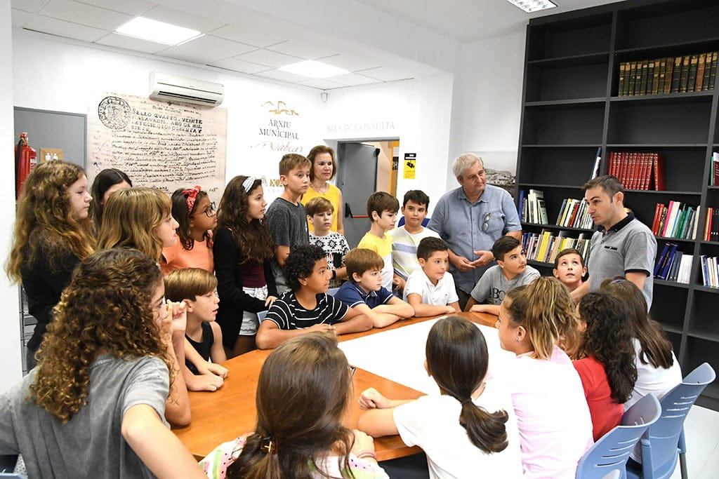 Imagen: Visita de escolares al Arxiu Municipal de Xàbia
