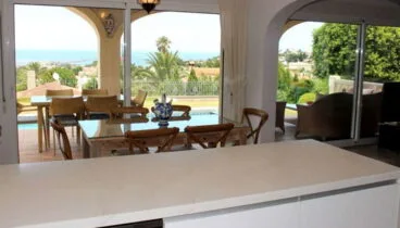Cocina con vistas al mar en un chalet en venta en Dénia – Stirling Ackroyd Spain