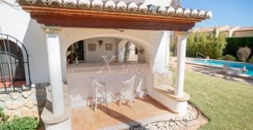 Zona de bar en chalet en venta en el Montgó – Xabiga Inmobiliaria