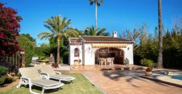 Zona exterior con tumbonas en chalet en venta en Jávea – Xabiga Inmobiliaria