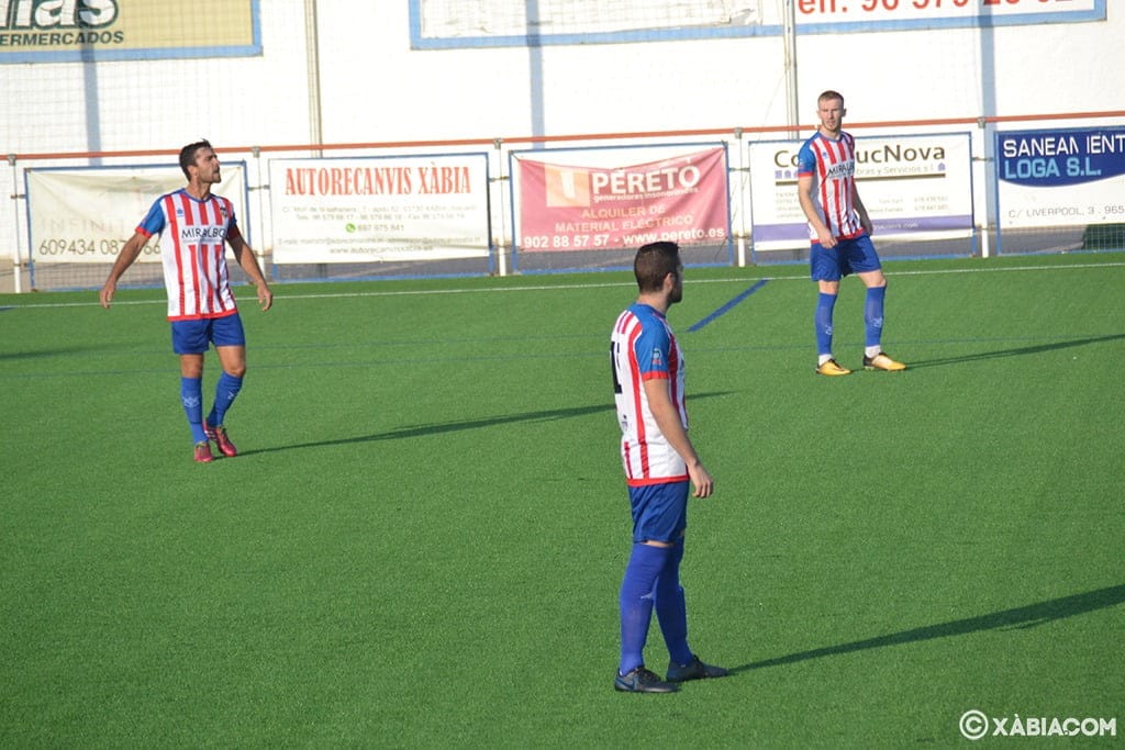 Imagen: Los jugadores del CD Jávea durante el partido