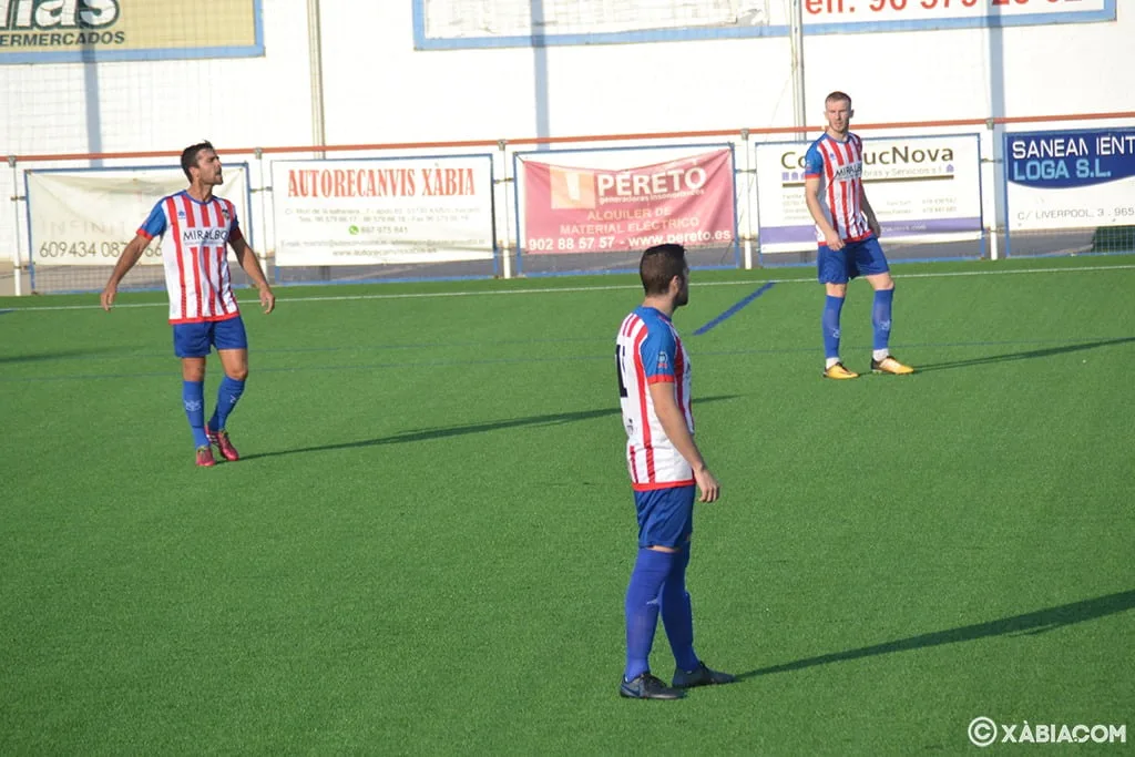 Los jugadores del CD Jávea durante el partido