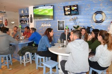 Clientes en el interior de A La Deriva Cervecería