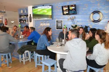Clientes en el interior de A La Deriva Cervecería