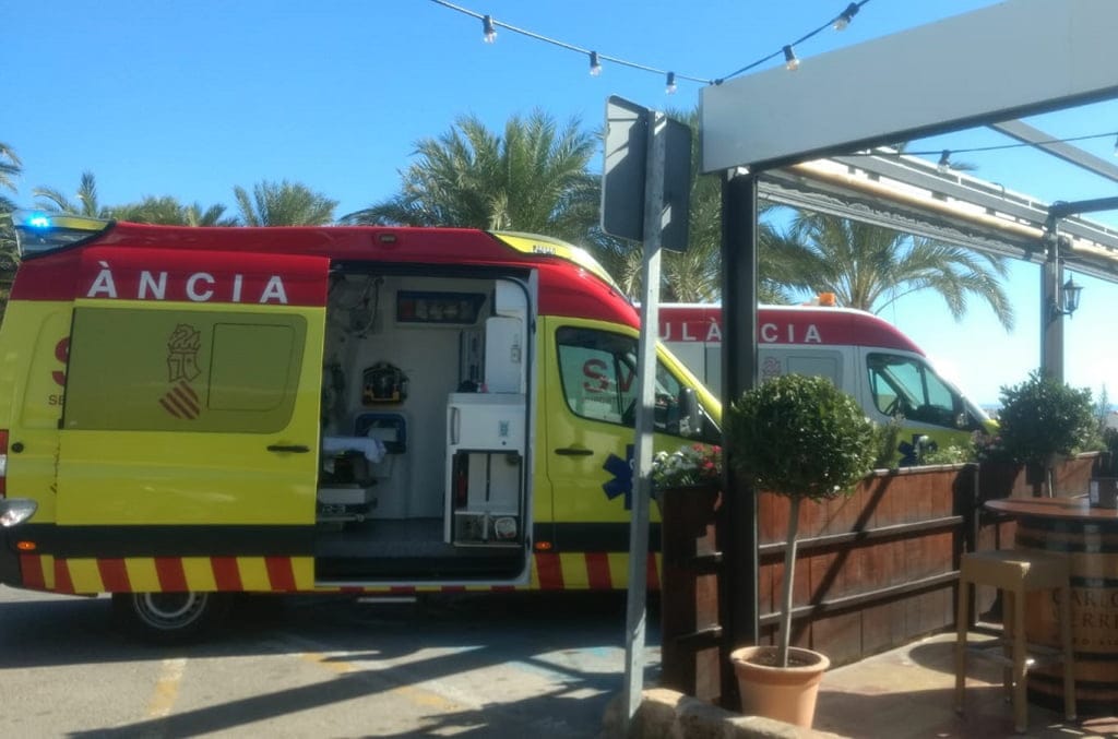 Imagen: Ambulancias que han asistido a la víctima en la playa del Arenal