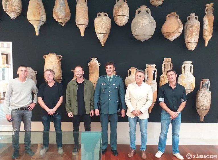 Arqueólogos y los GEAS de Guardia Civil en el Museo