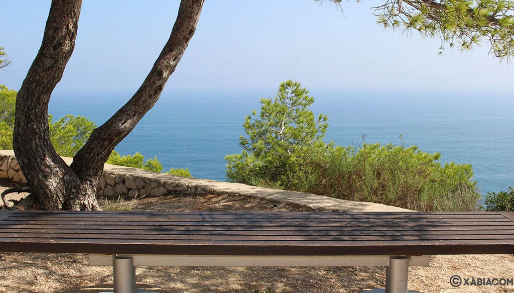 Banco para sentarte y admirar las vistas desde el Cap Negre de Jávea