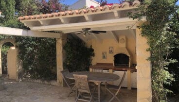 Barbacoa y comedor exterior en un chalet en venta en Jávea – Terramar Costa Blanca
