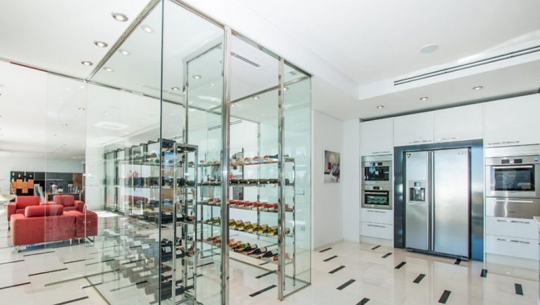 Bodega de cristal en una casa exclusiva en venta - Fine & Country Costa Blanca Norte
