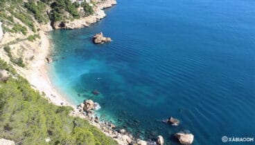 Aguas turquesas de la cala Ambolo vistas desde el mirador del mismo nombre
