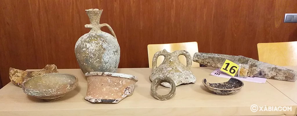 Ceramica y cepo recuperado de los fondos marinos del Portitxol