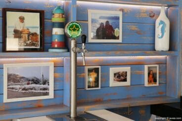 Tomar cerveza en Jávea, surtidores en las mesas – A La Deriva Cervecería