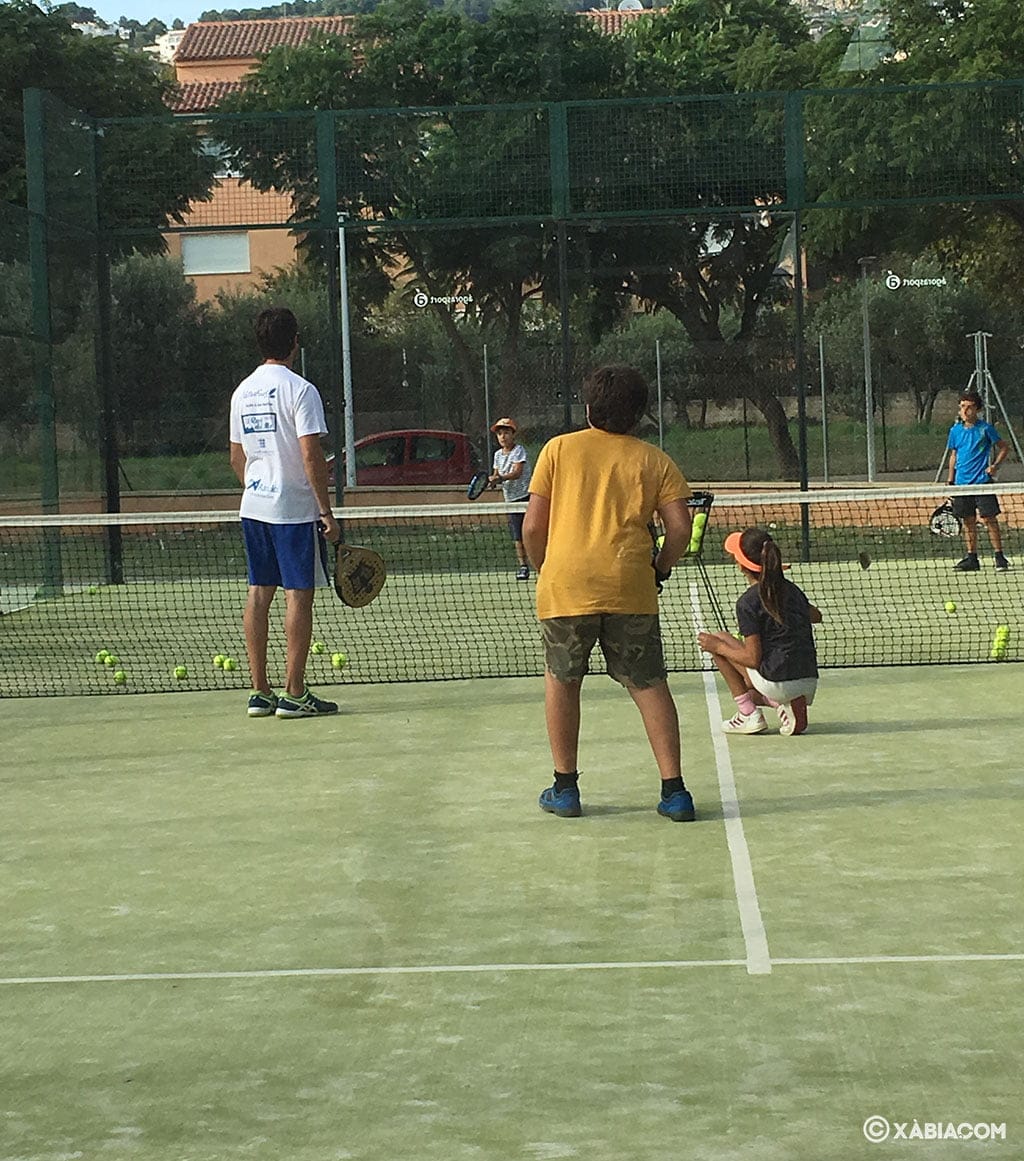 Imagen: Clase de padel en las pistas municipales de Xàbia