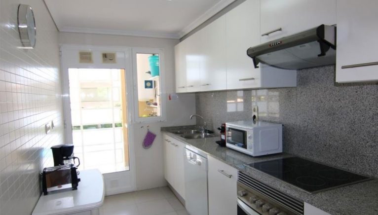 Cocina equipada en un apartamento en la zona de la playa del Arenal - AR Luxury Living