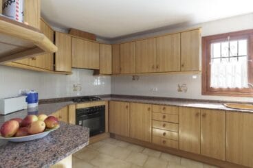 Cocina equipada en una casa de alquiler para vacaciones – Quality Rent a Villa