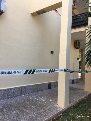 Desconchones en la fachada del cuartel de la Guardia Civil de Xàbia