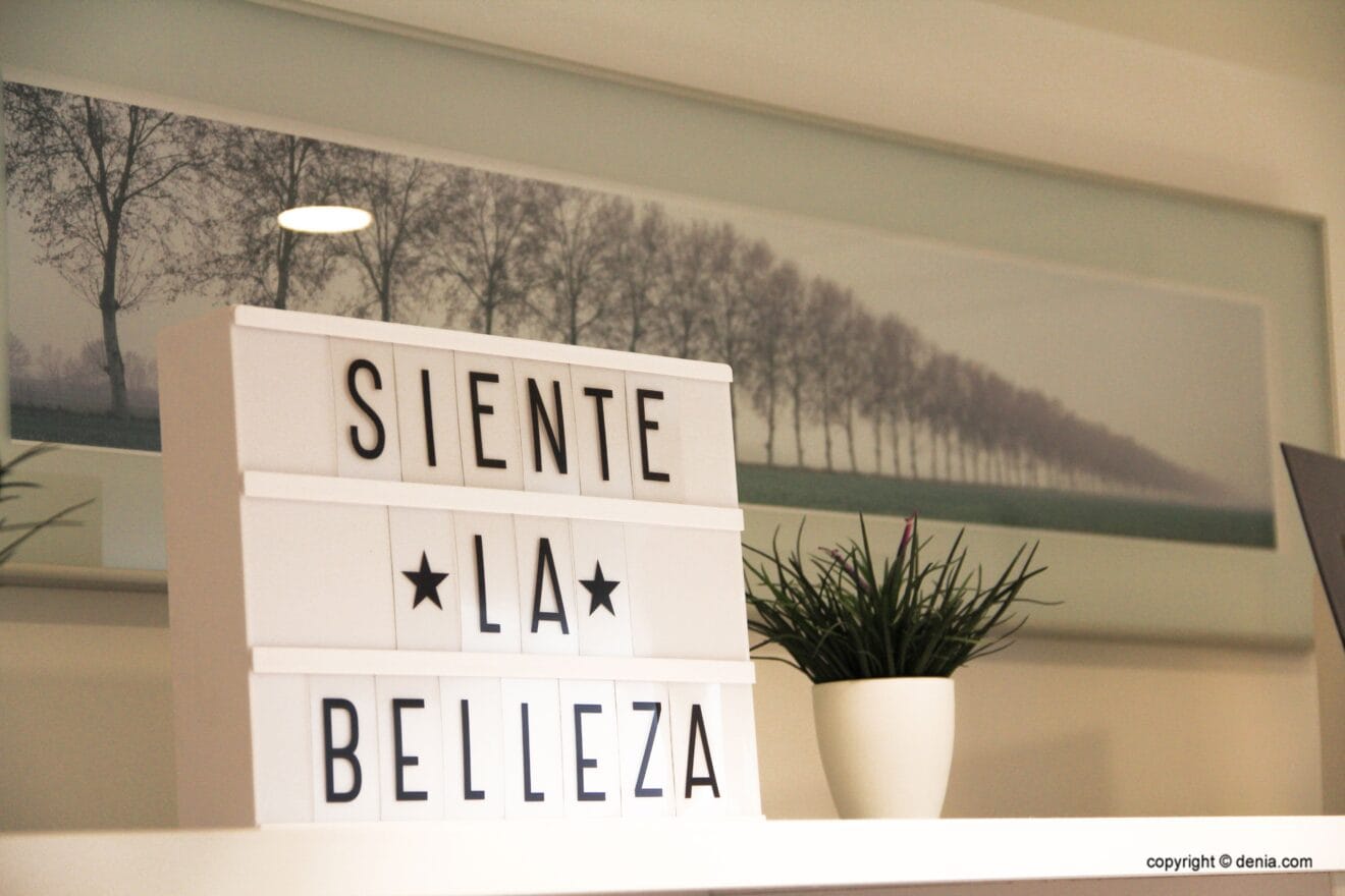 Detalle de la decoración del hall en la Clínica Estética Castelblanque