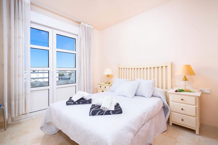 Dormitorio en un apartamento al lado de la playa - Aguila Rent a Villa