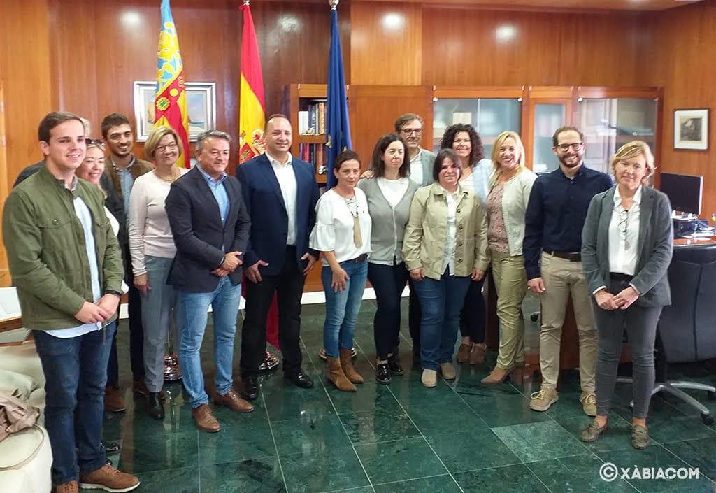 Imagen: El conseller Martínez Dalmau con la corporación local