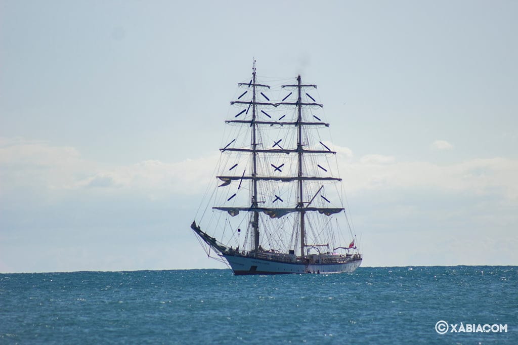 Imagen: El velero Fryderyk Chopin en aguas de la Bahía de Xàbia