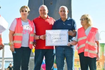 Entrega del cheque solidario de la Comisión de Fiestas de Loreto a la Junta local de AECC