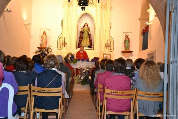 Imagen: Eucaristía en el interior de la Ermita de Santa Lucía