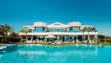 Fachada de una propiedad de lujo en venta – Fine & Country Costa Blanca Norte