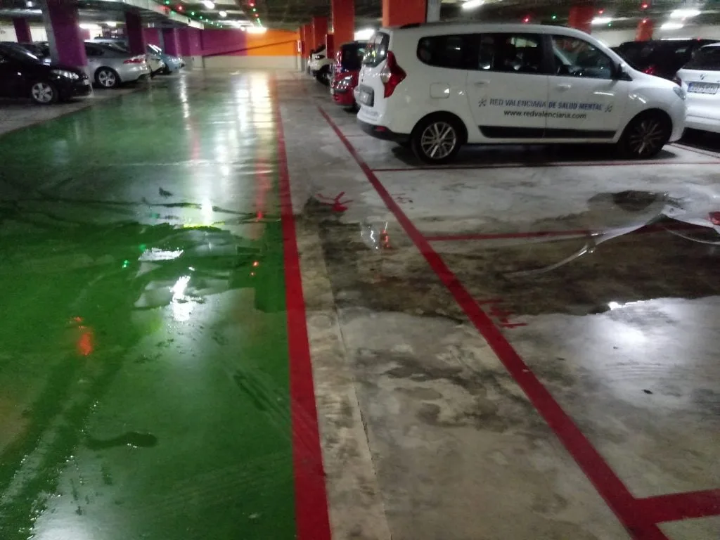 Filtración de agua en el interior del parking de la Constitución